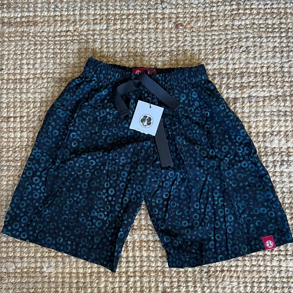 Redfish Kids Clothing, Skater Shorts Midnight Batik Size 5
